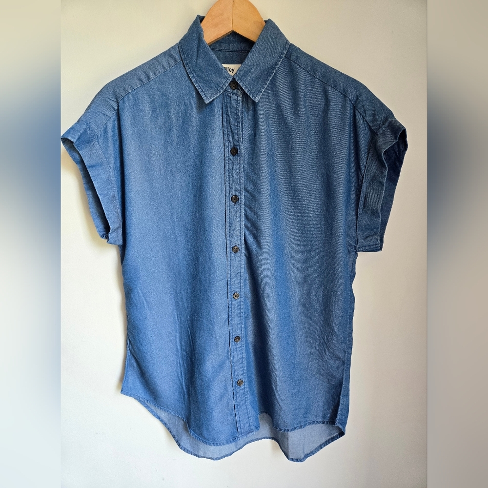New TILLEY Women's Blue Denim Style Tencel Shirt